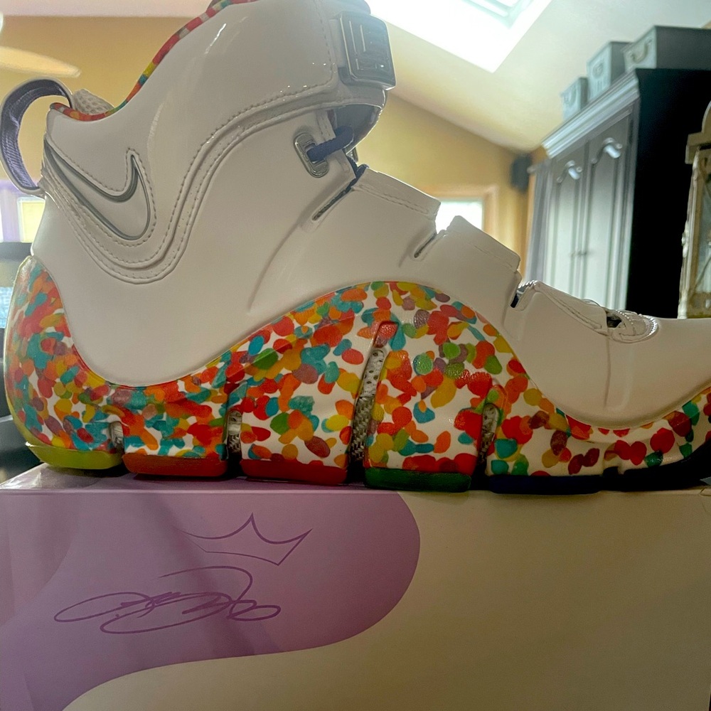 Lebron 4 fruity pebbles 11.5 size… like New!!!